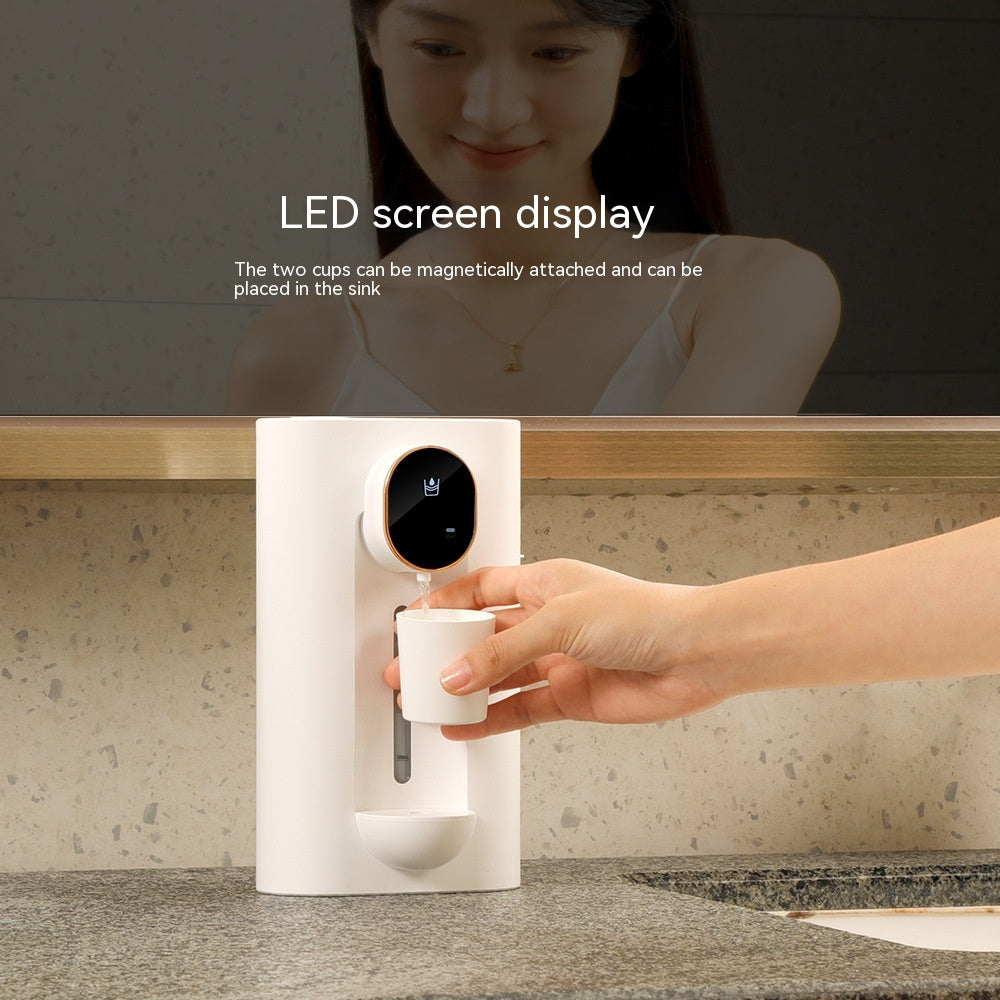Distributeur de rince-bouche automatique fixé au mur d'une salle de bain