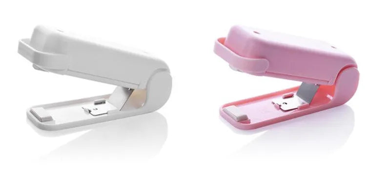 Mini scelleuse portative refermant un sac de nourriture en plastique