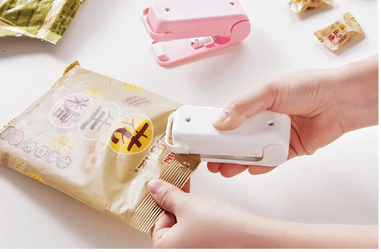 Mini scelleuse portative refermant un sac de nourriture en plastique