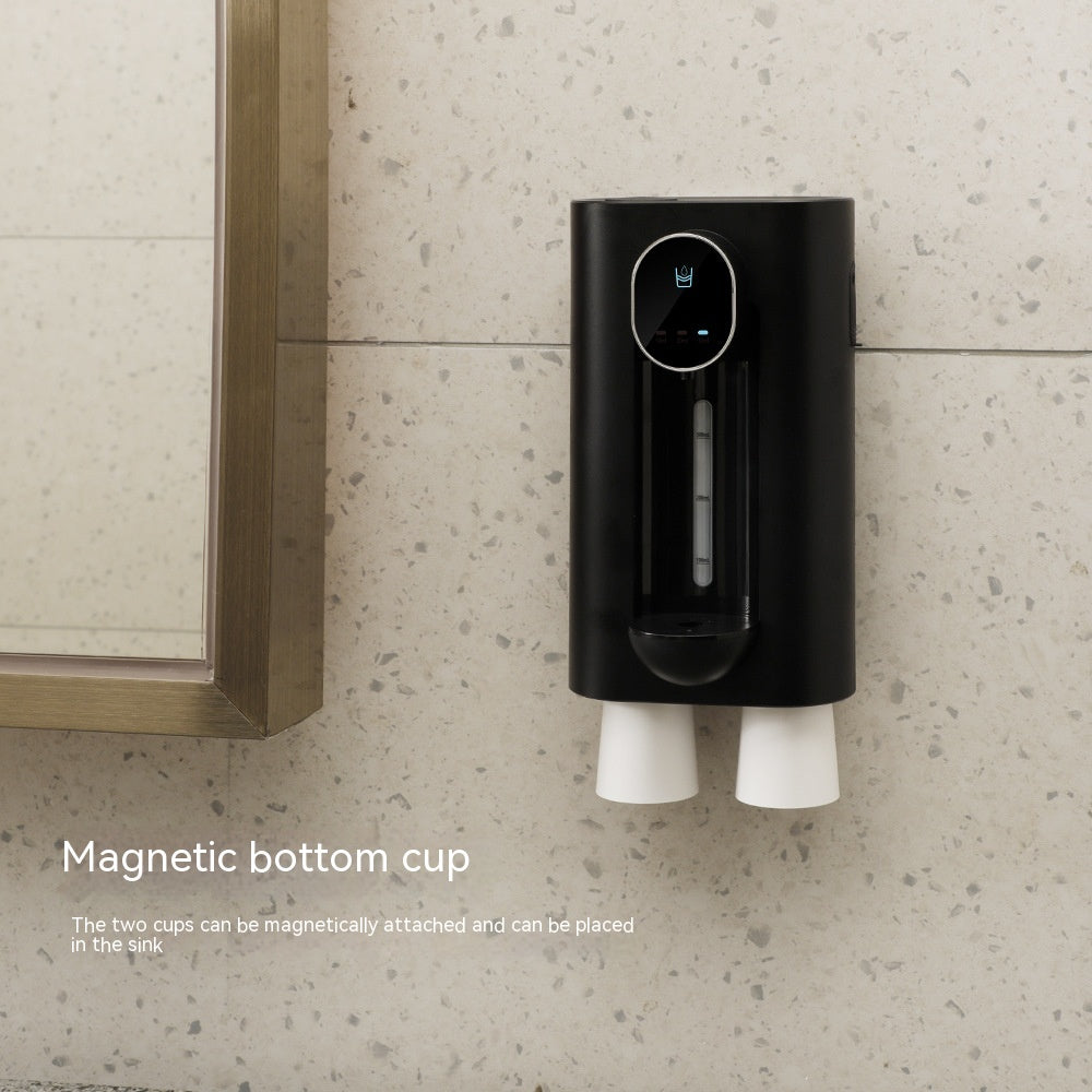 Distributeur de rince-bouche automatique fixé au mur d'une salle de bain