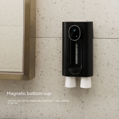 Distributeur de rince-bouche automatique fixé au mur d'une salle de bain