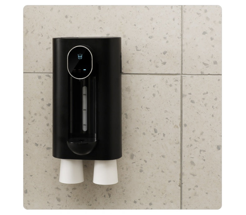Distributeur de rince-bouche automatique fixé au mur d'une salle de bain