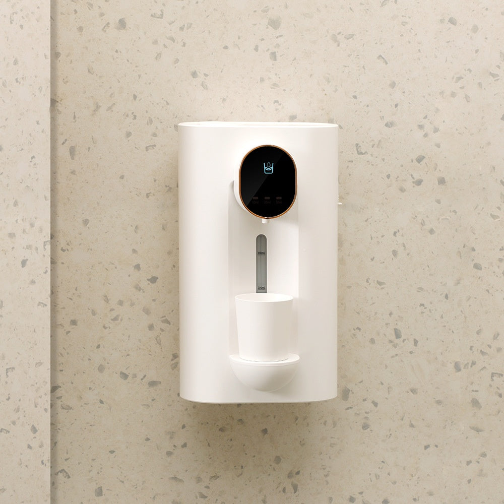 Distributeur de rince-bouche automatique fixé au mur d'une salle de bain