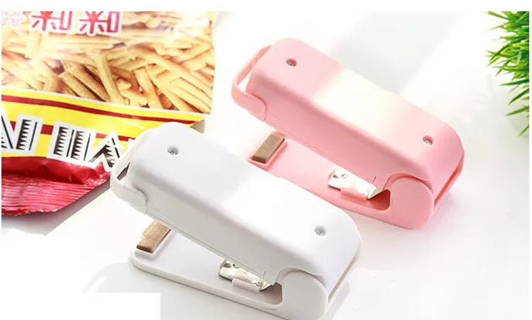 Mini scelleuse portative refermant un sac de nourriture en plastique