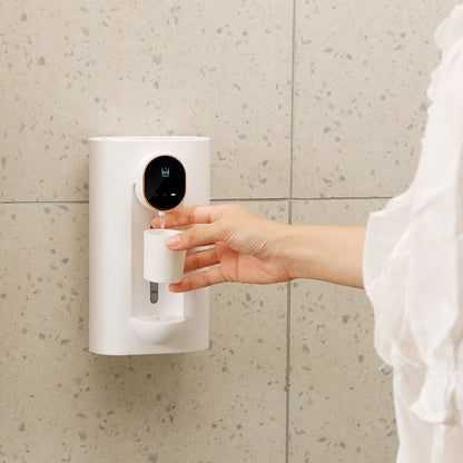 Distributeur de rince-bouche automatique fixé au mur d'une salle de bain