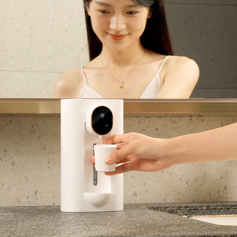 Distributeur de rince-bouche automatique fixé au mur d'une salle de bain